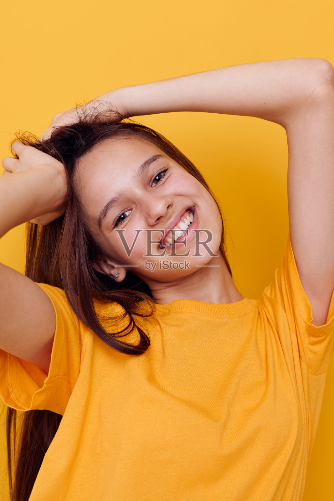 黄色背景下的少女肖像照片摄影图片