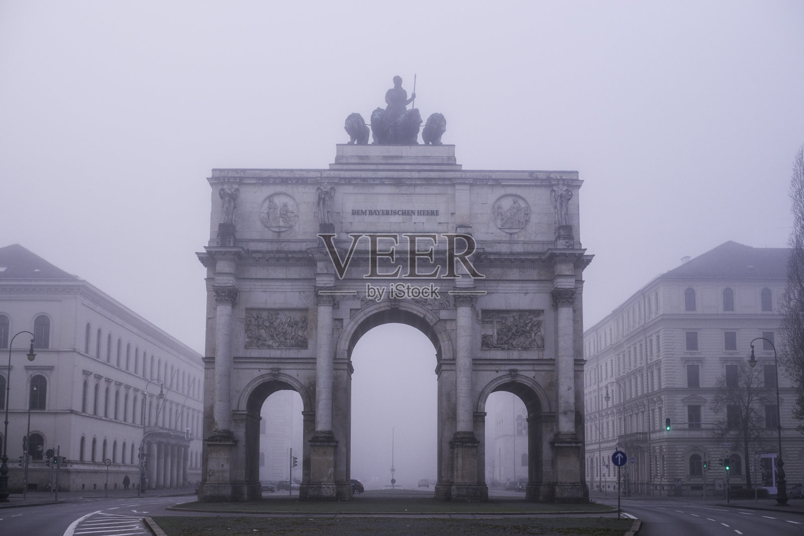 大雾天气时城市围城照片摄影图片