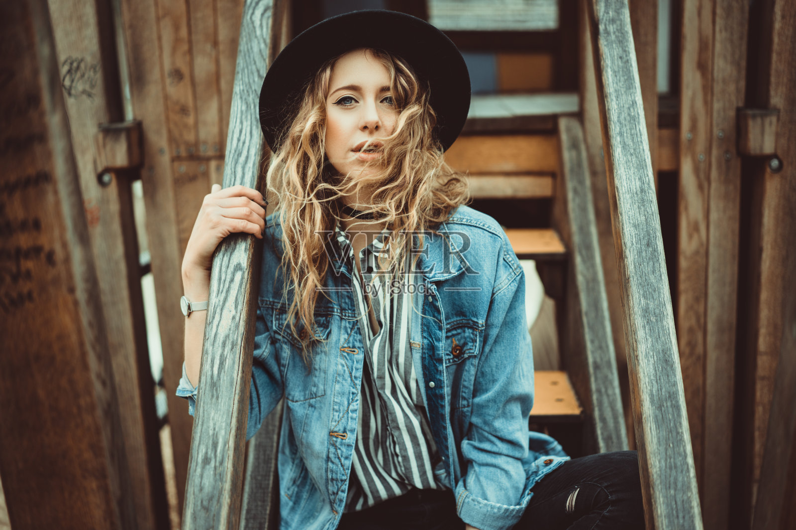 年轻女子画像照片摄影图片