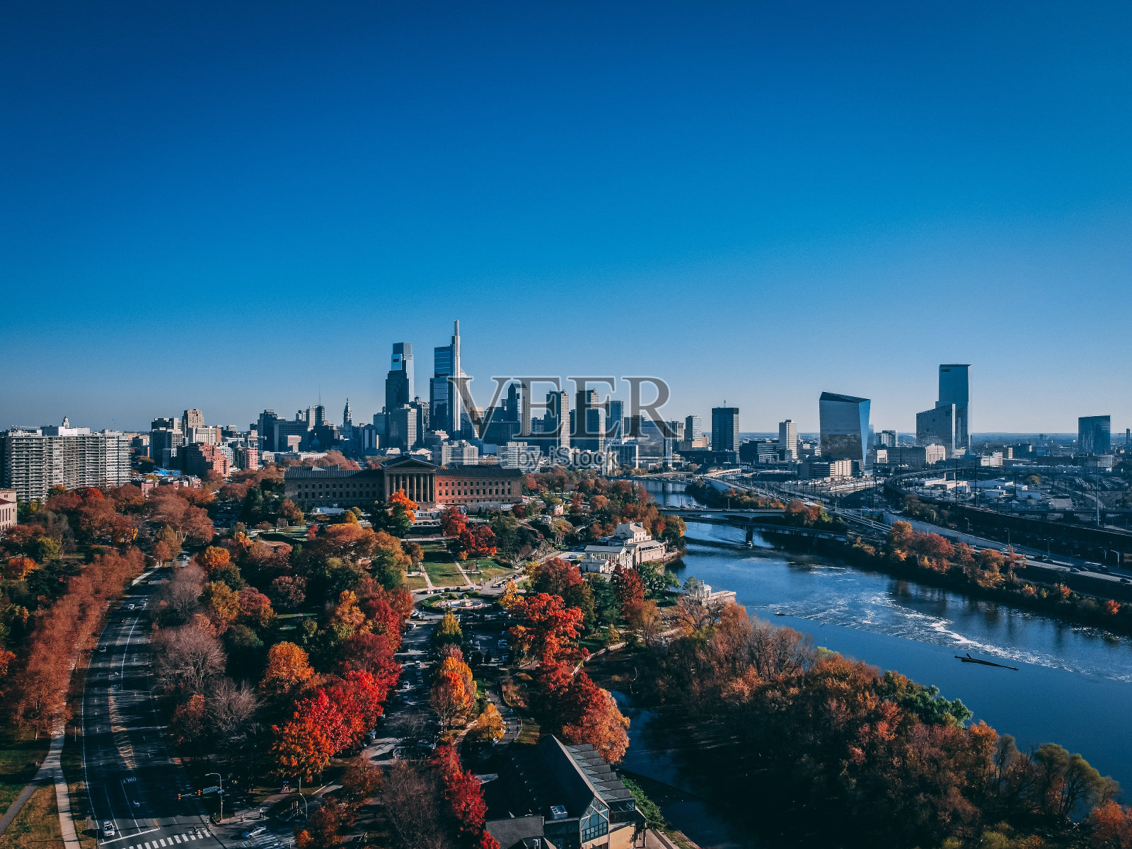 费城蓝天映衬下的城市建筑照片摄影图片