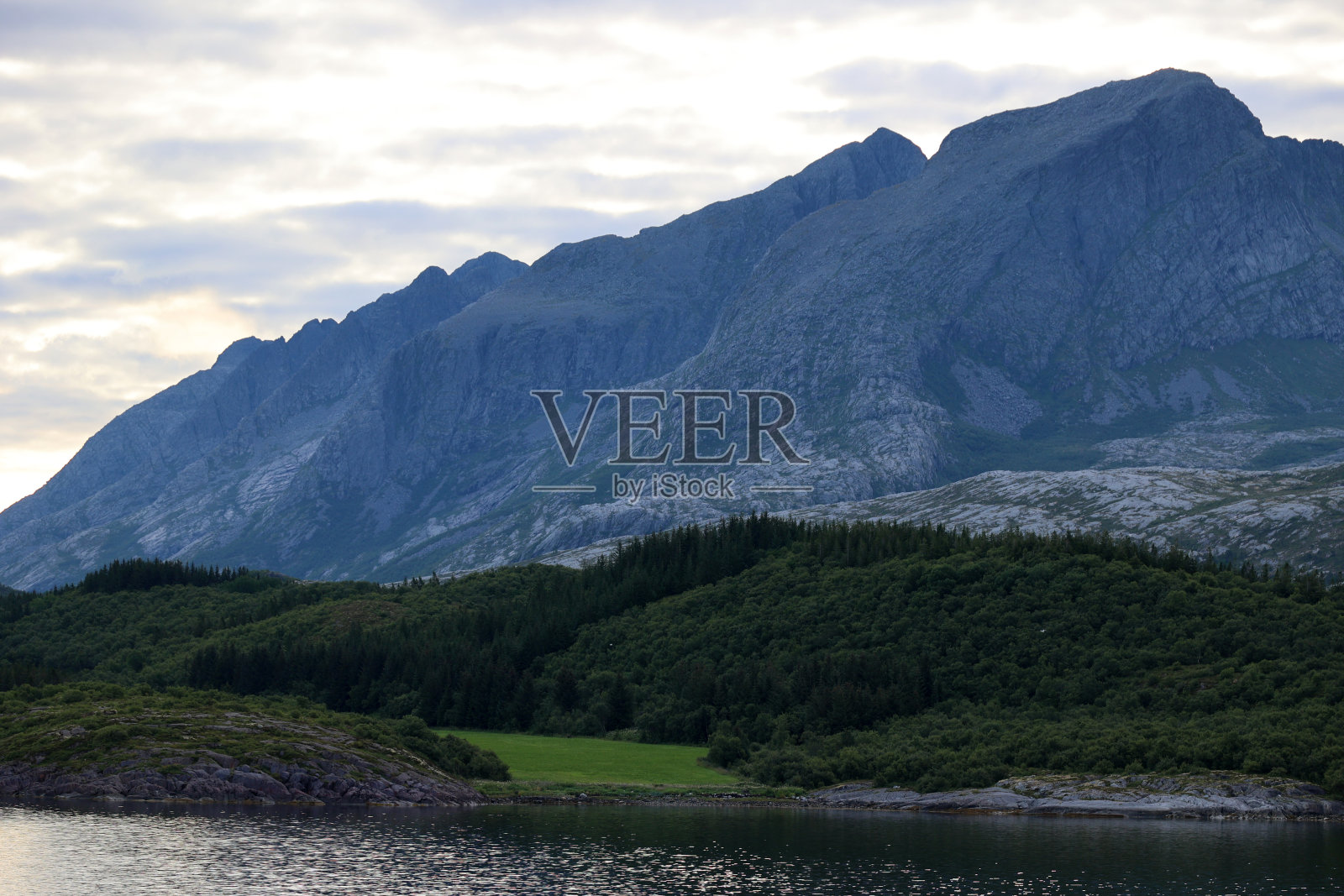 挪威七姐妹山脉附近的海岸景观照片摄影图片