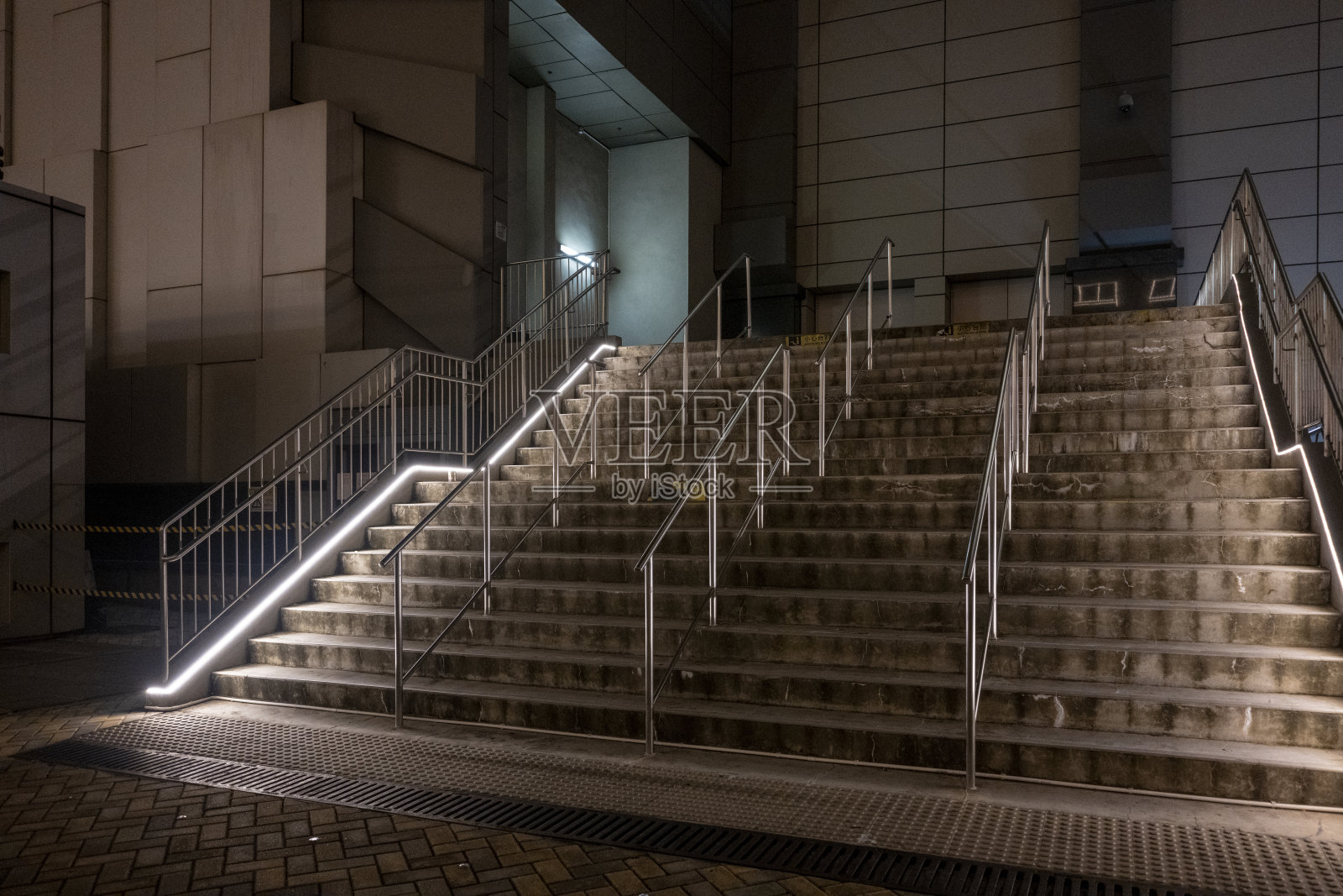 工业建筑一层通道台阶的夜景照片摄影图片