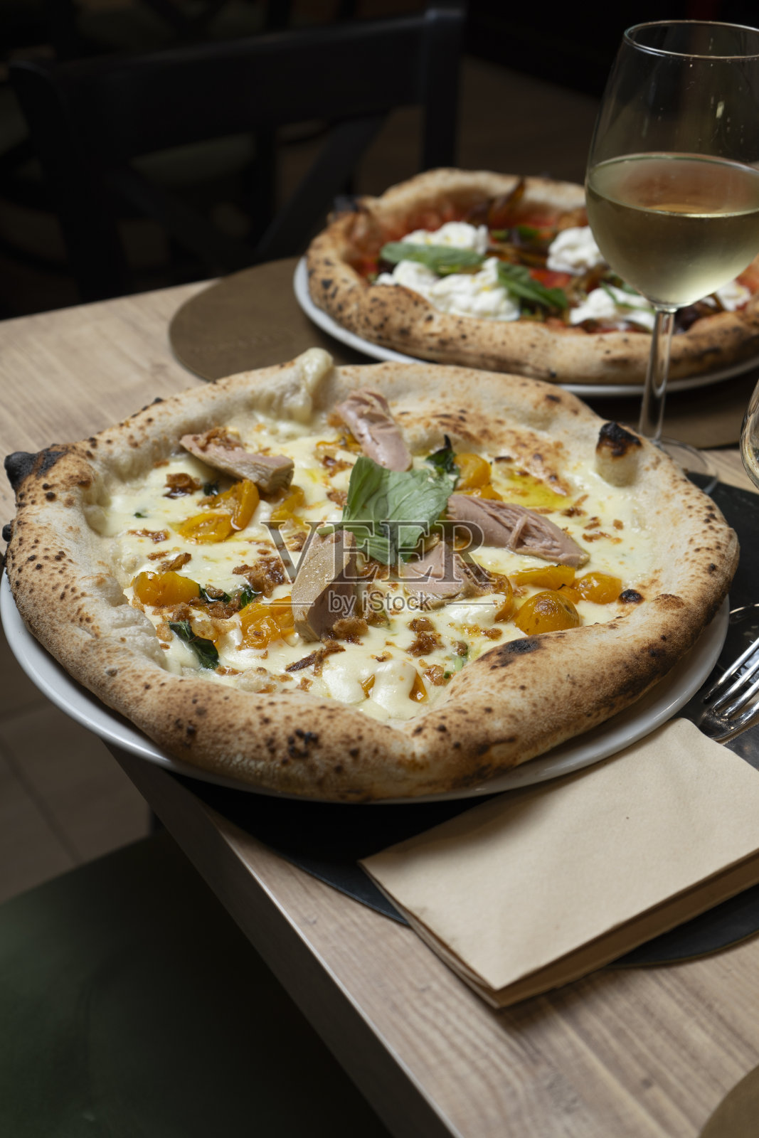 那不勒斯披萨的细节,配上番茄奶酪和新鲜金枪鱼照片摄影图片