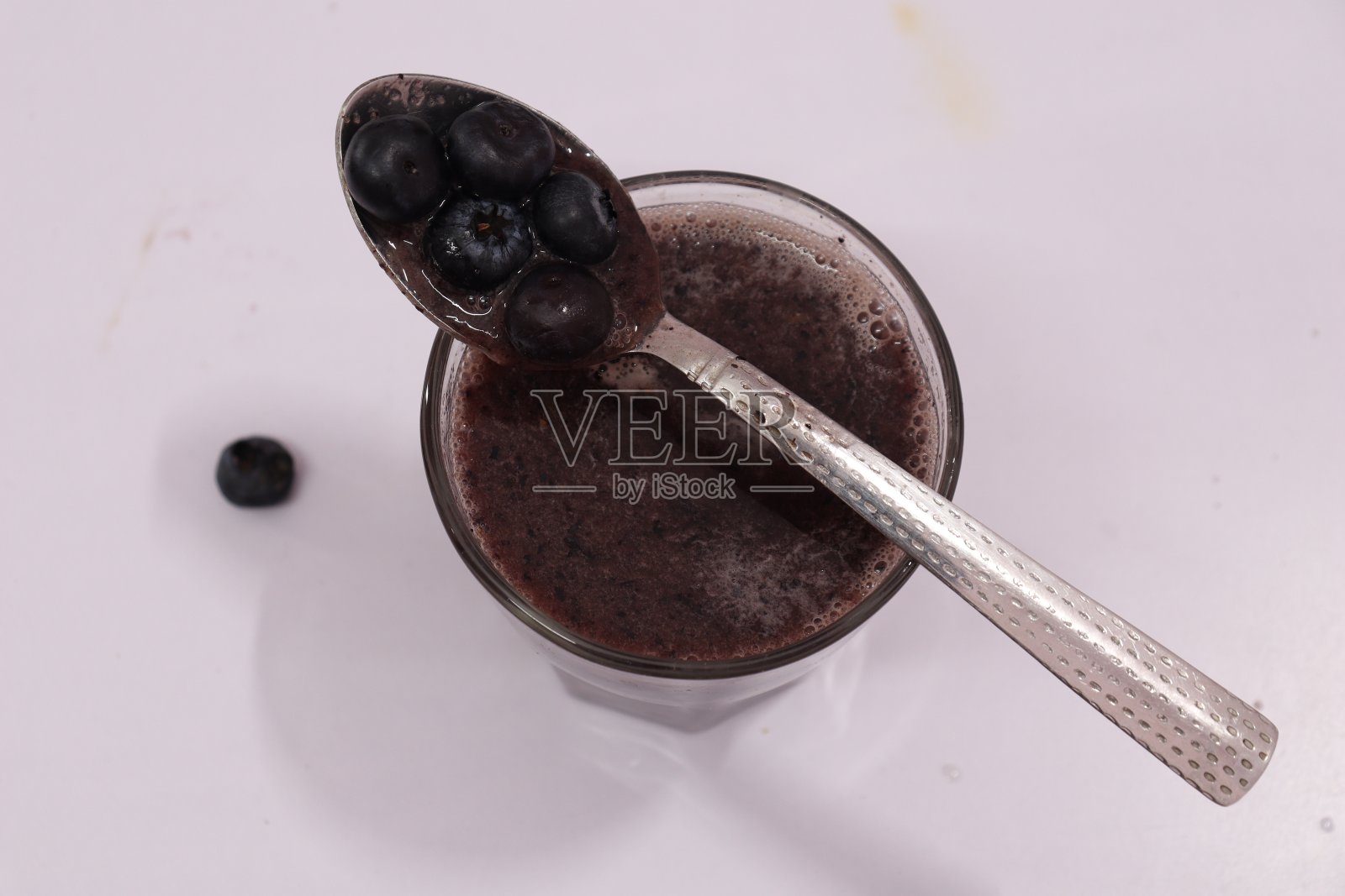 健康的蓝莓汁被隔离在白色背景上照片摄影图片