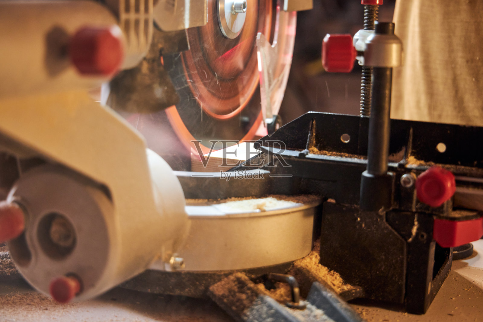 一个人用圆锯锯木头(特写)照片摄影图片