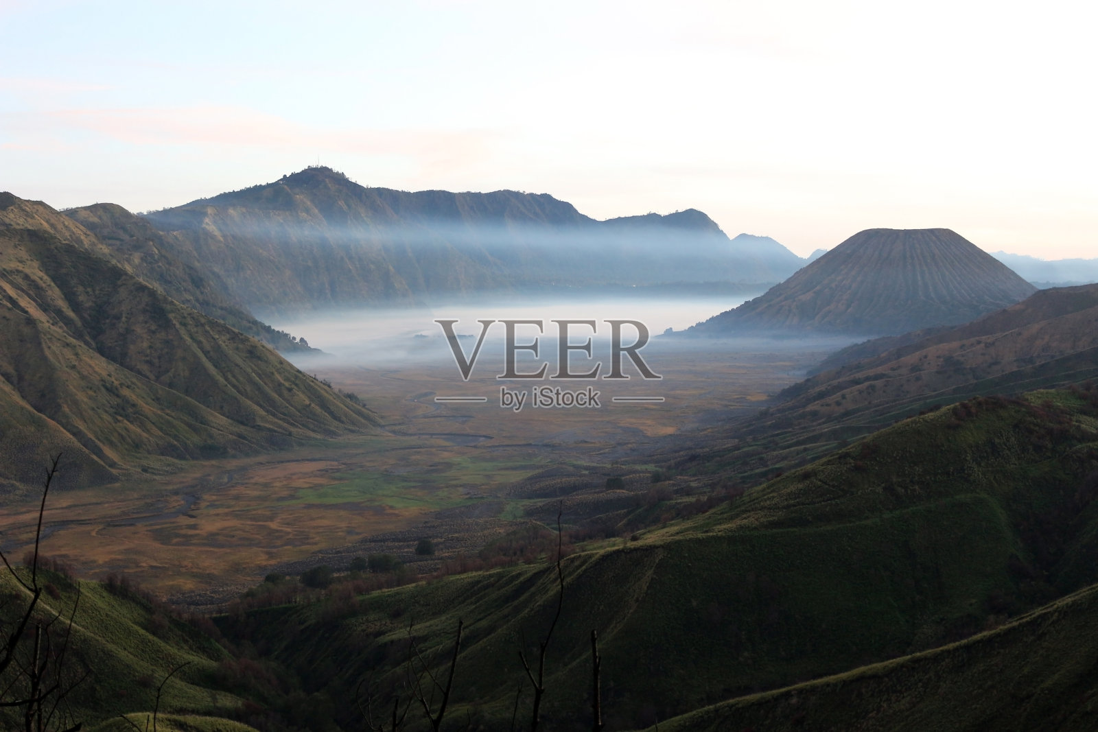 迷雾山形成的Bromo山照片摄影图片