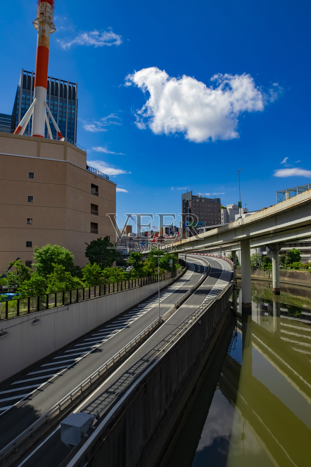东京城市高速公路上的交通堵塞照片摄影图片