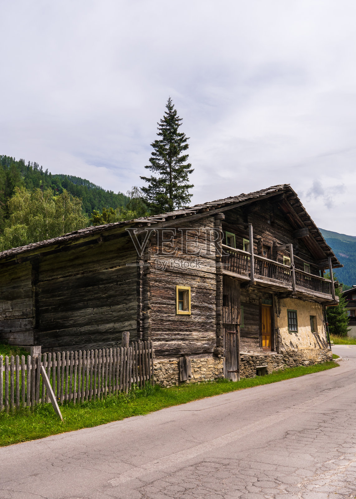 老木屋在美丽的山间风景。海利根blut在奥地利,欧洲。陶恩山。大格洛克纳国家公园。奥地利照片摄影图片