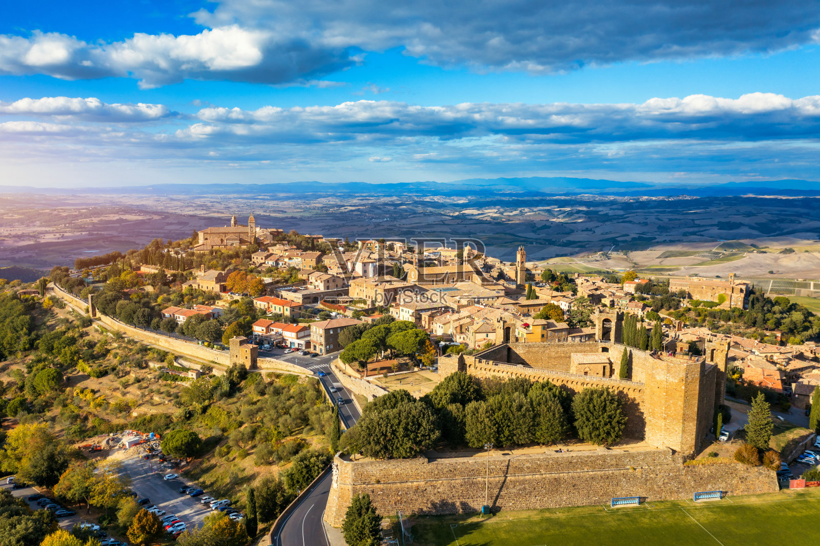 蒙塔尔奇诺镇,托斯卡纳,意大利。这个小镇的名字来源于一种橡树,这种橡树曾经覆盖着这里的地形。中世纪意大利小镇蒙塔尔奇诺的景色。托斯卡纳照片摄影图片