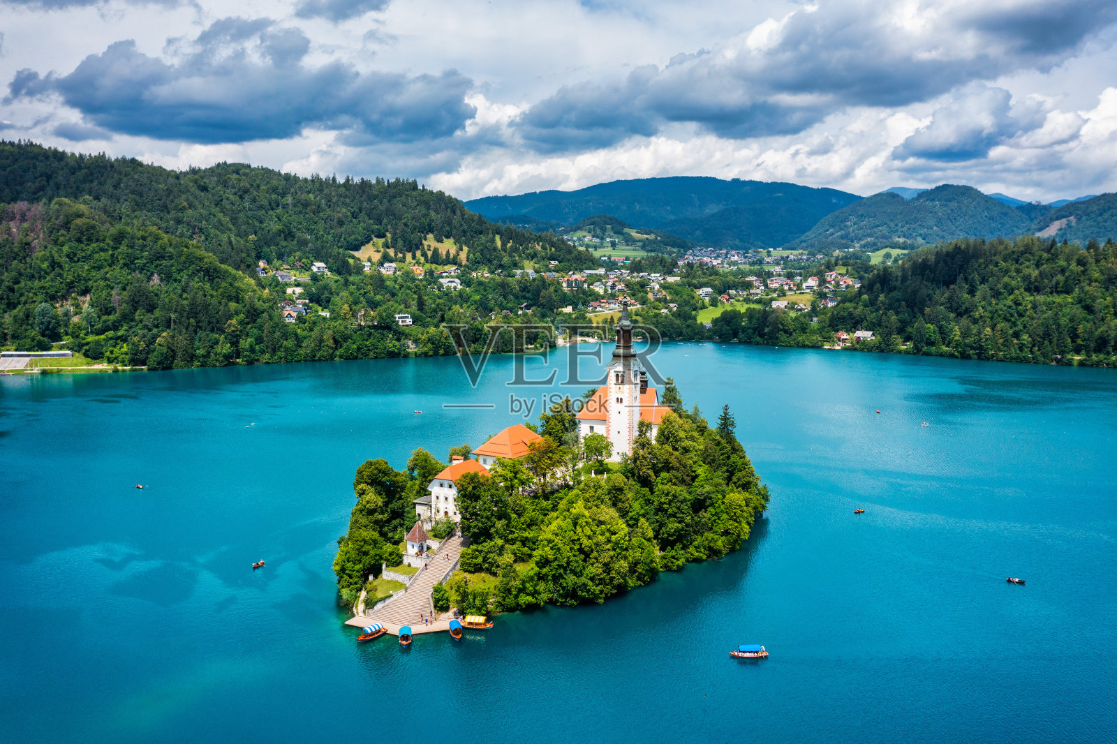 斯洛文尼亚的布莱德湖。美丽的山脉和流血湖与小朝圣教堂。布莱德湖和岛屿与圣母升天朝圣教堂。布莱德,斯洛文尼亚,欧洲。照片摄影图片