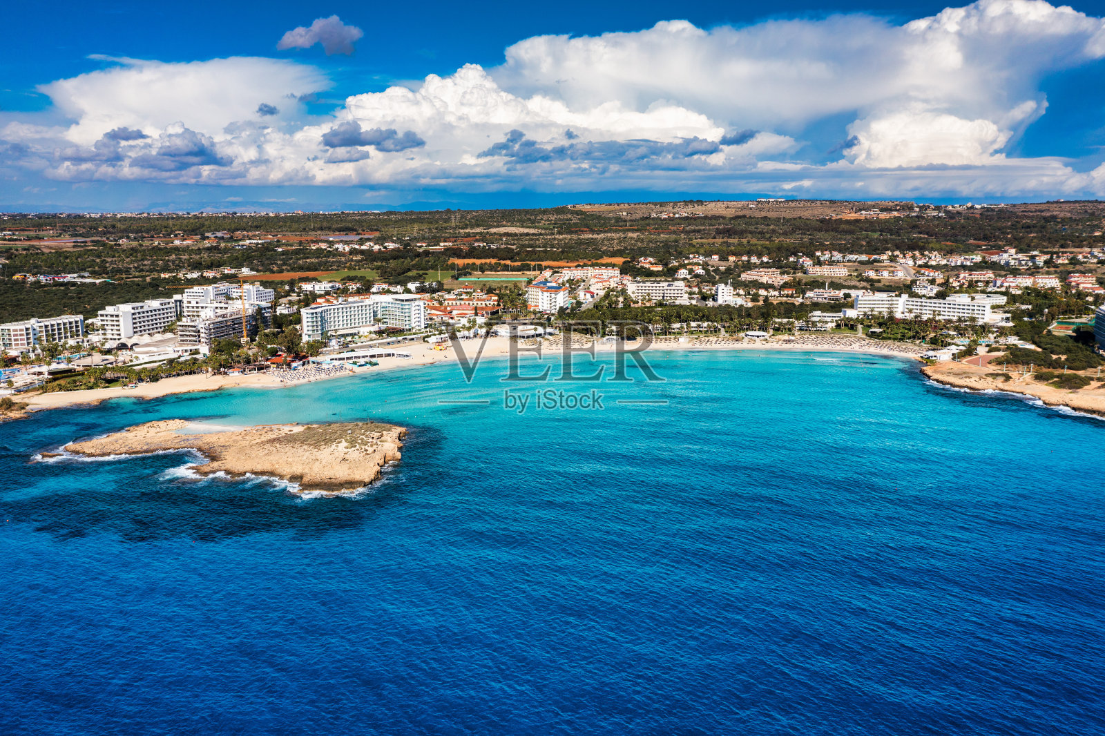 鸟瞰美丽的尼西海滩在阿依纳帕,塞浦路斯。阿依纳帕的尼西海滩是塞浦路斯著名的旅游海滩。在塞浦路斯的阿亚纳帕,蔚蓝的海水和尼西海滩的景色。照片摄影图片