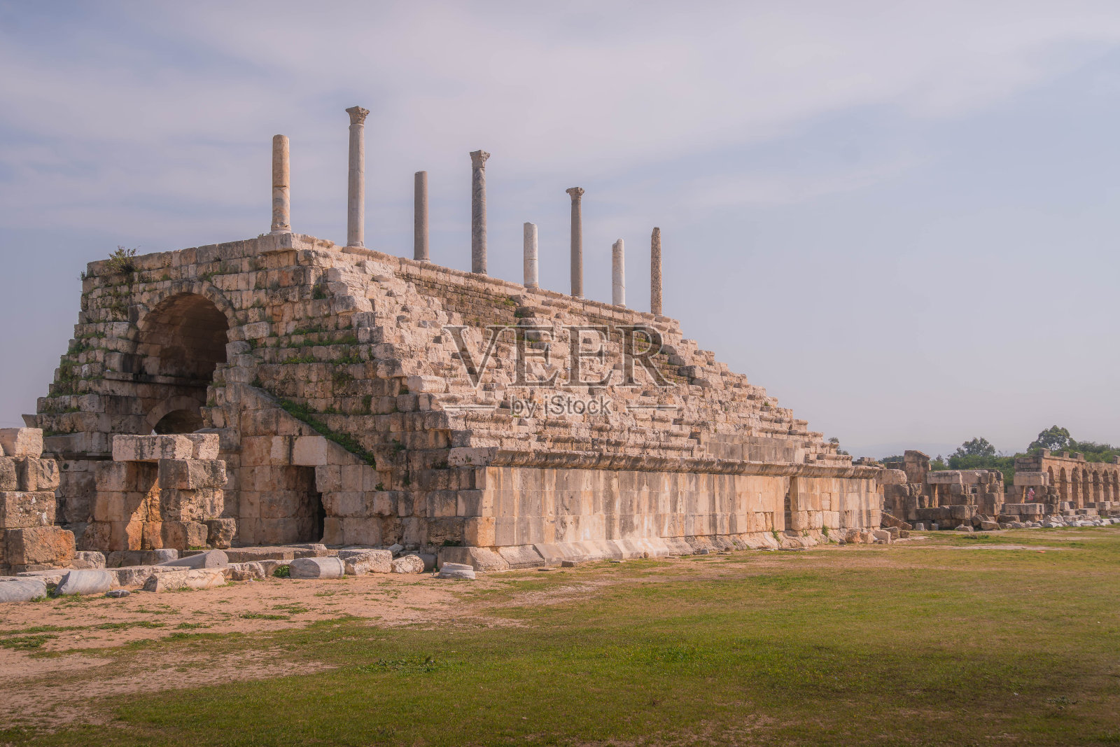 保存完好的竞技场座位位于黎巴嫩苏尔的泰尔竞技场,是联合国教科文组织的热门考古遗址。照片摄影图片