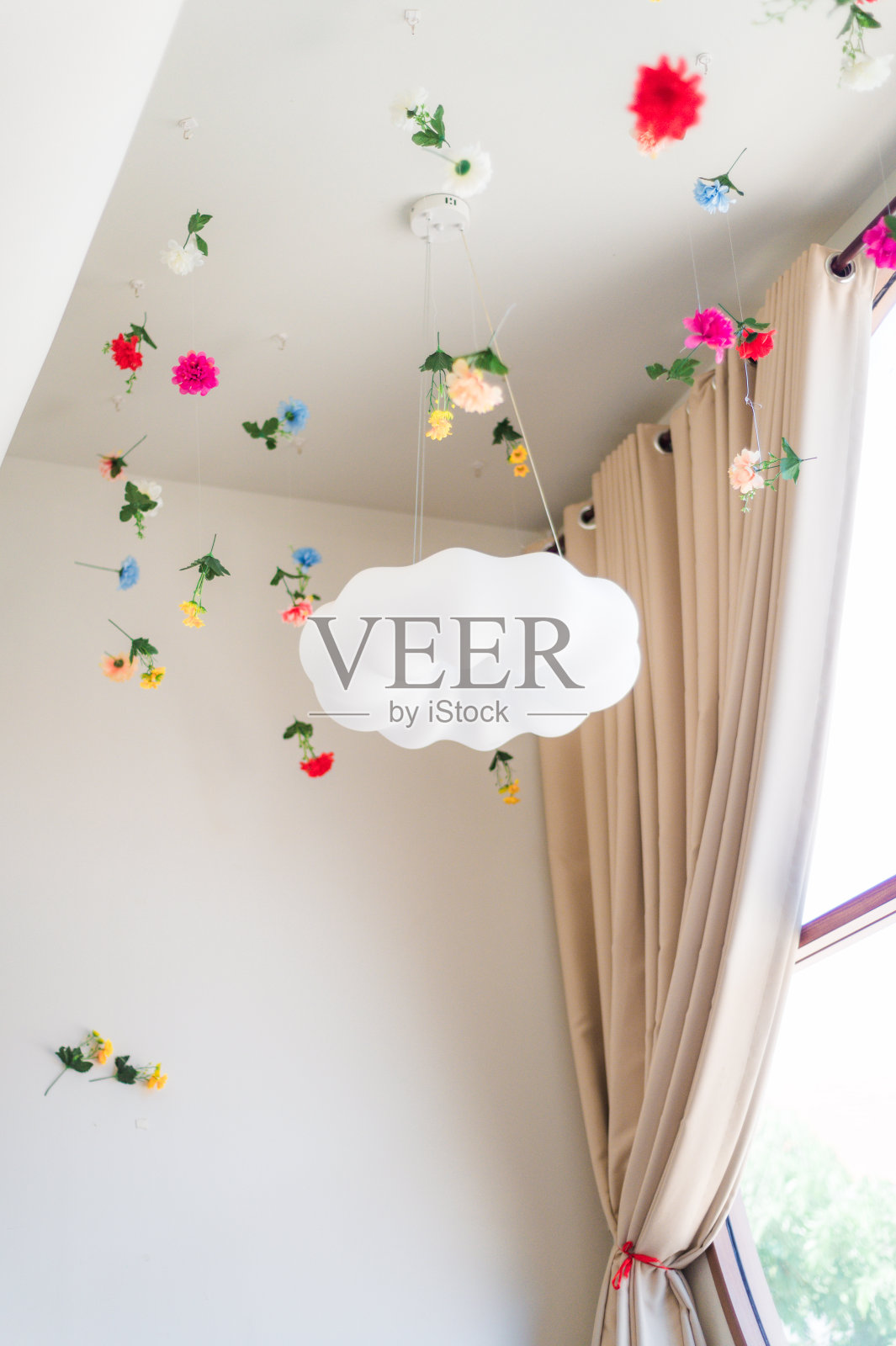 装饰孩子的房间,咖啡馆,餐厅,钓鱼线上的云彩。用鲜花装饰照片摄影图片