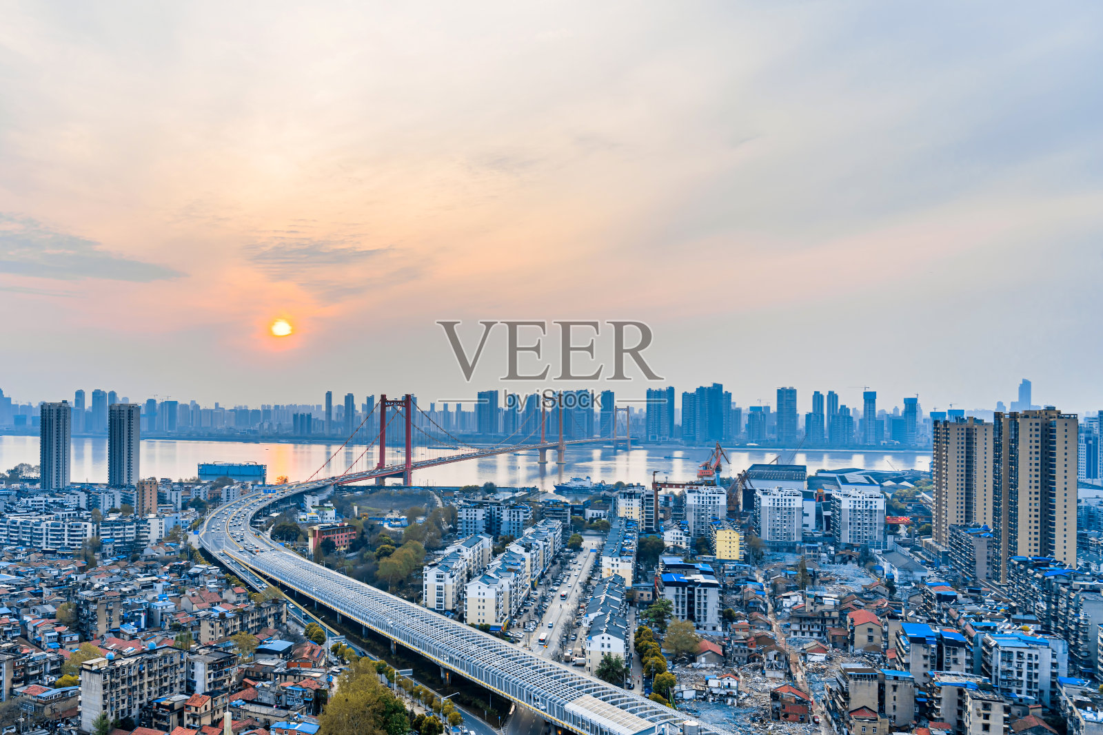 中国湖北武汉鹦鹉岛长江大桥的高角度黄昏景观照片摄影图片