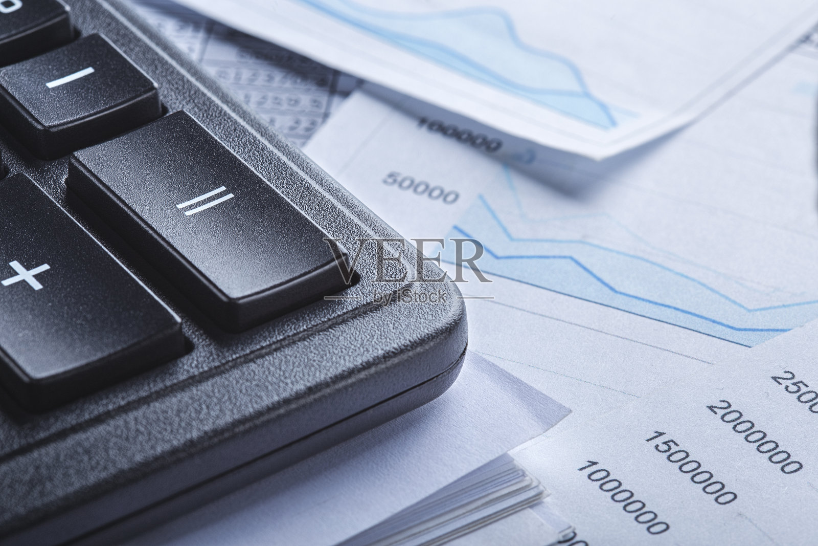 计算器和会计凭证。银行、财务报告和财务审计的概念。照片摄影图片