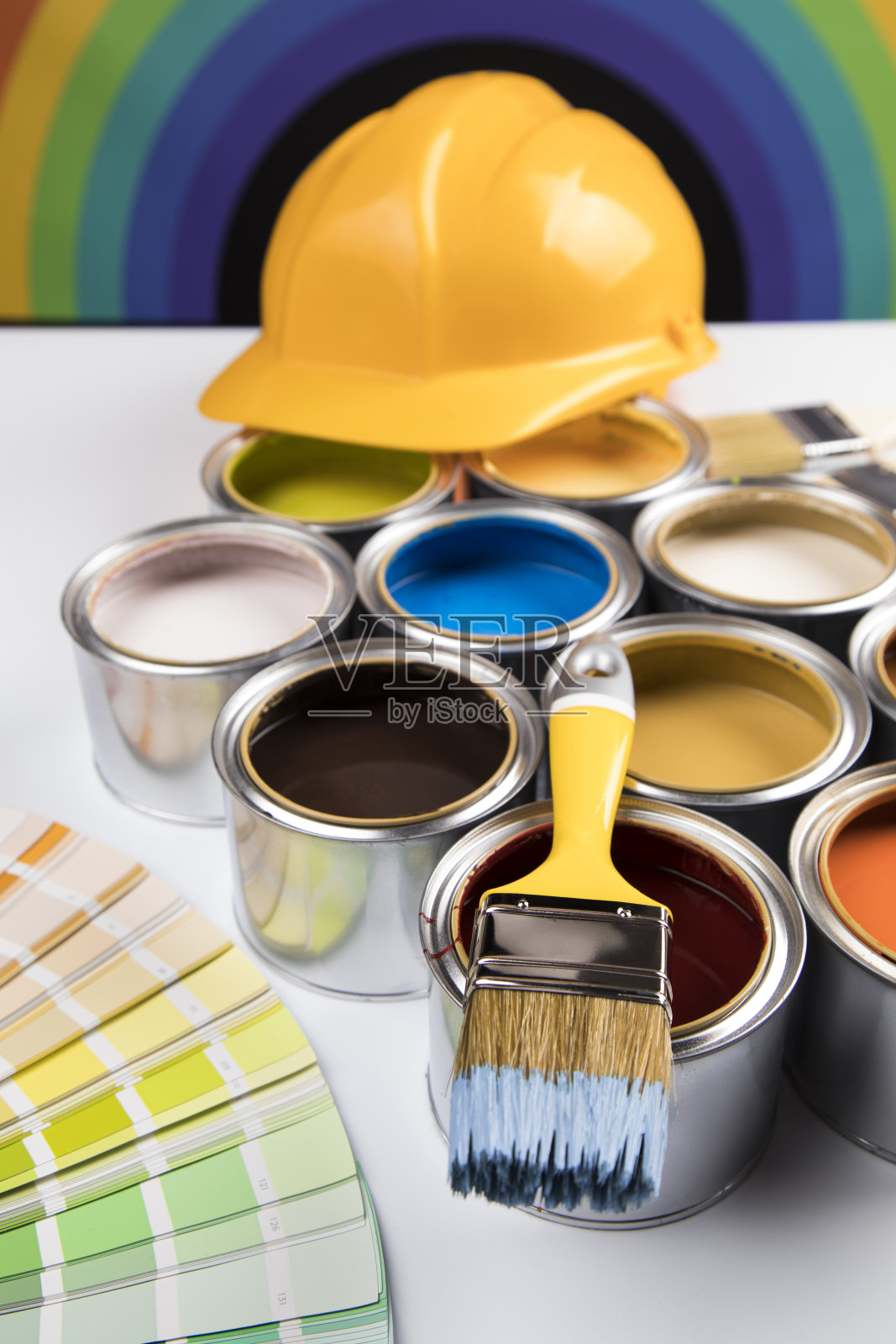 彩虹,锡金属罐与彩色油漆照片摄影图片