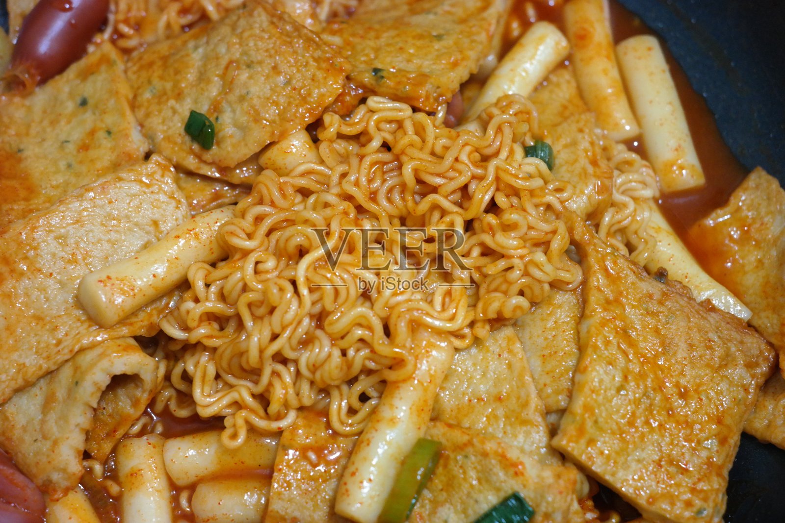 韩式食物:炒年糕和鱼糕,加甜辣酱照片摄影图片