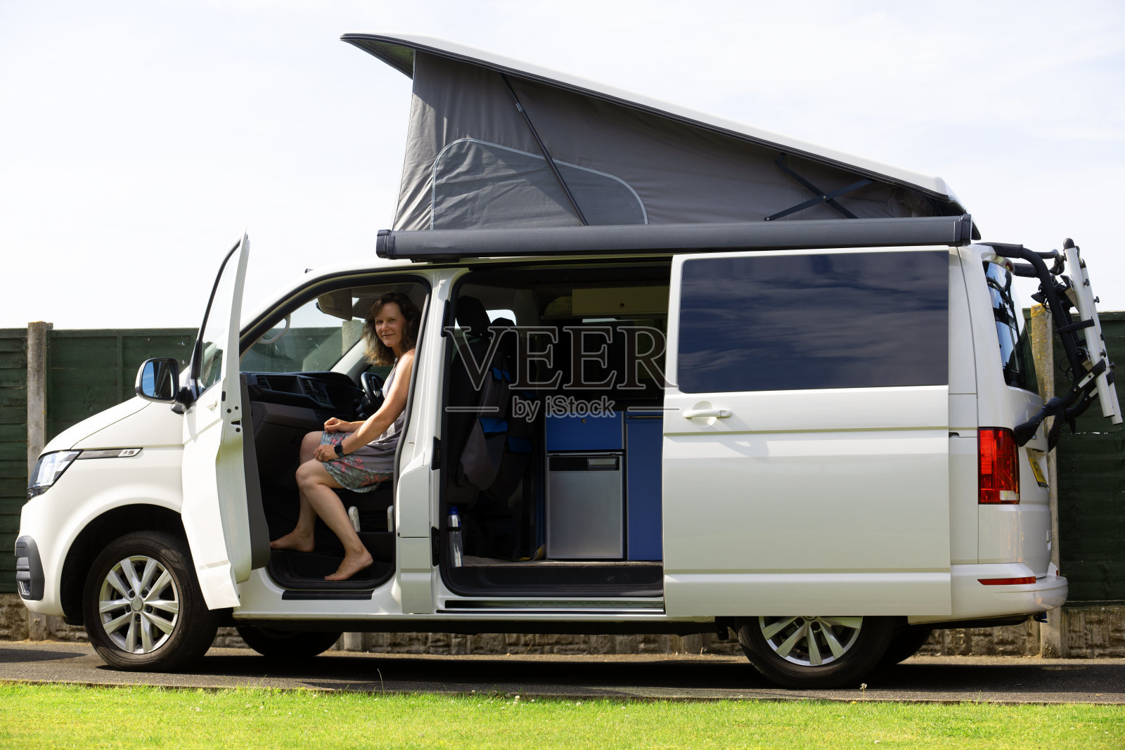 阿黛勒,坐在副驾驶座上。照片摄影图片