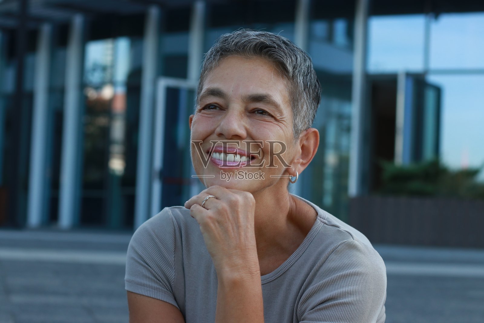 银色短发成熟女人的肖像照片摄影图片