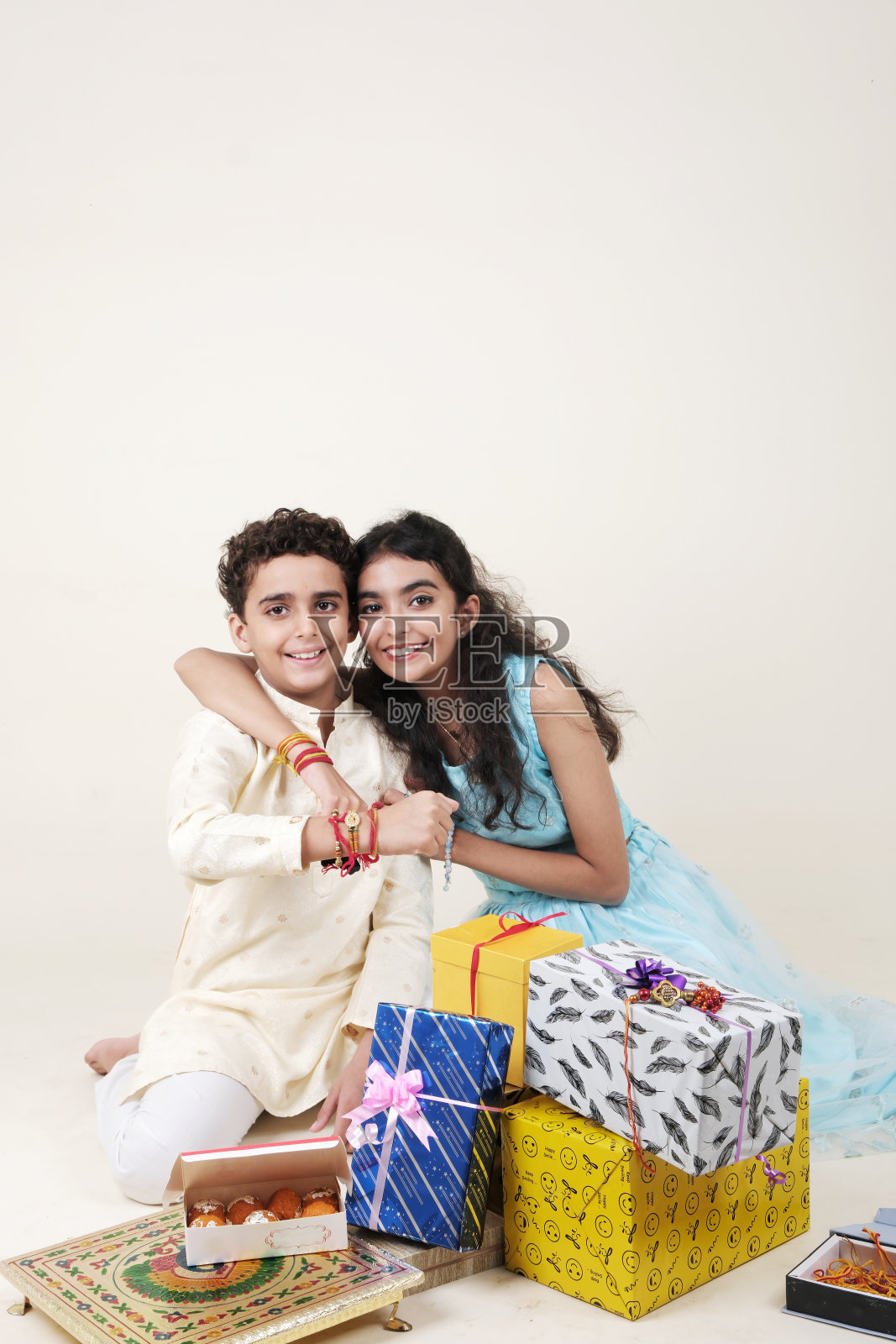 "在Raksha Bandhan庆祝兄弟姐妹永恒的纽带"照片摄影图片