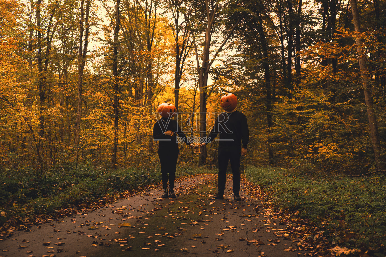 怀孕的女人和男人在万圣节狂欢照片摄影图片