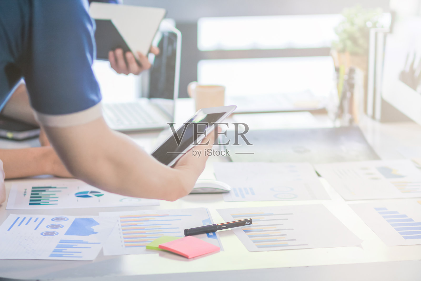 创业企业家正在与商业顾问讨论,研究和计算投资业务的可行性,以获得有价值的回报。创业前请投资顾问学习照片摄影图片