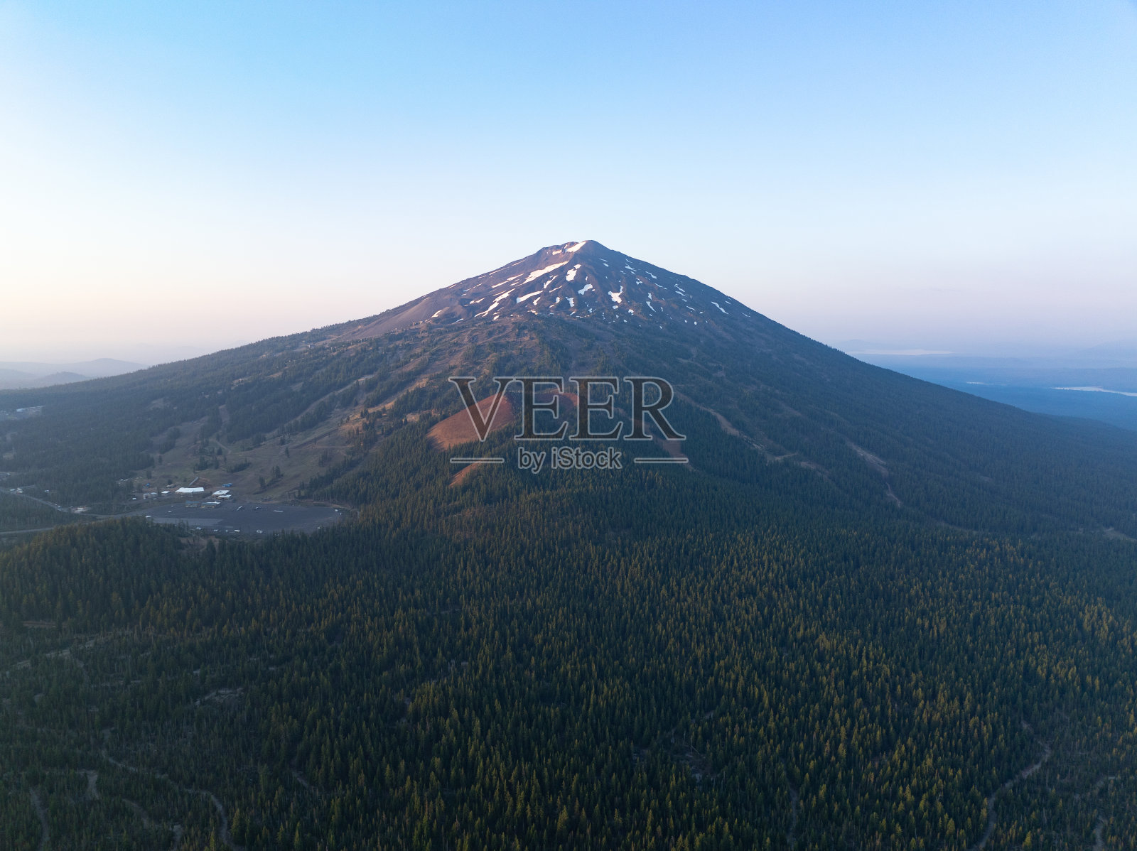 黎明时分的巴彻利山鸟瞰图照片摄影图片