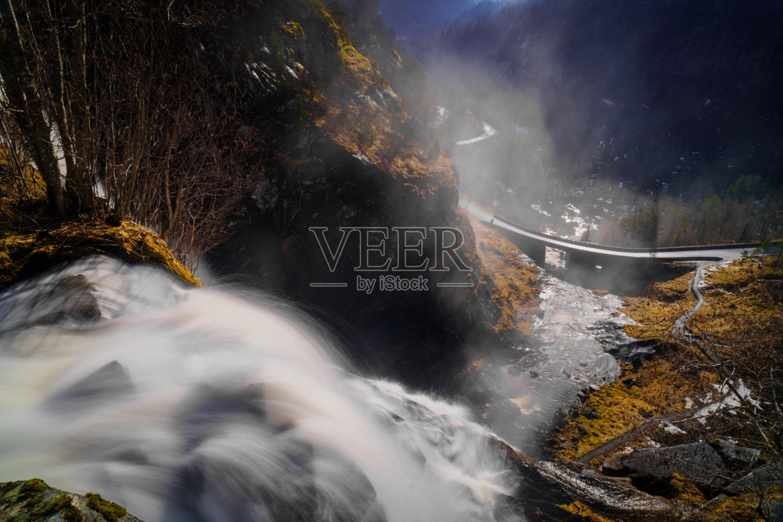 春天景观中的Skjervefossen瀑布照片摄影图片