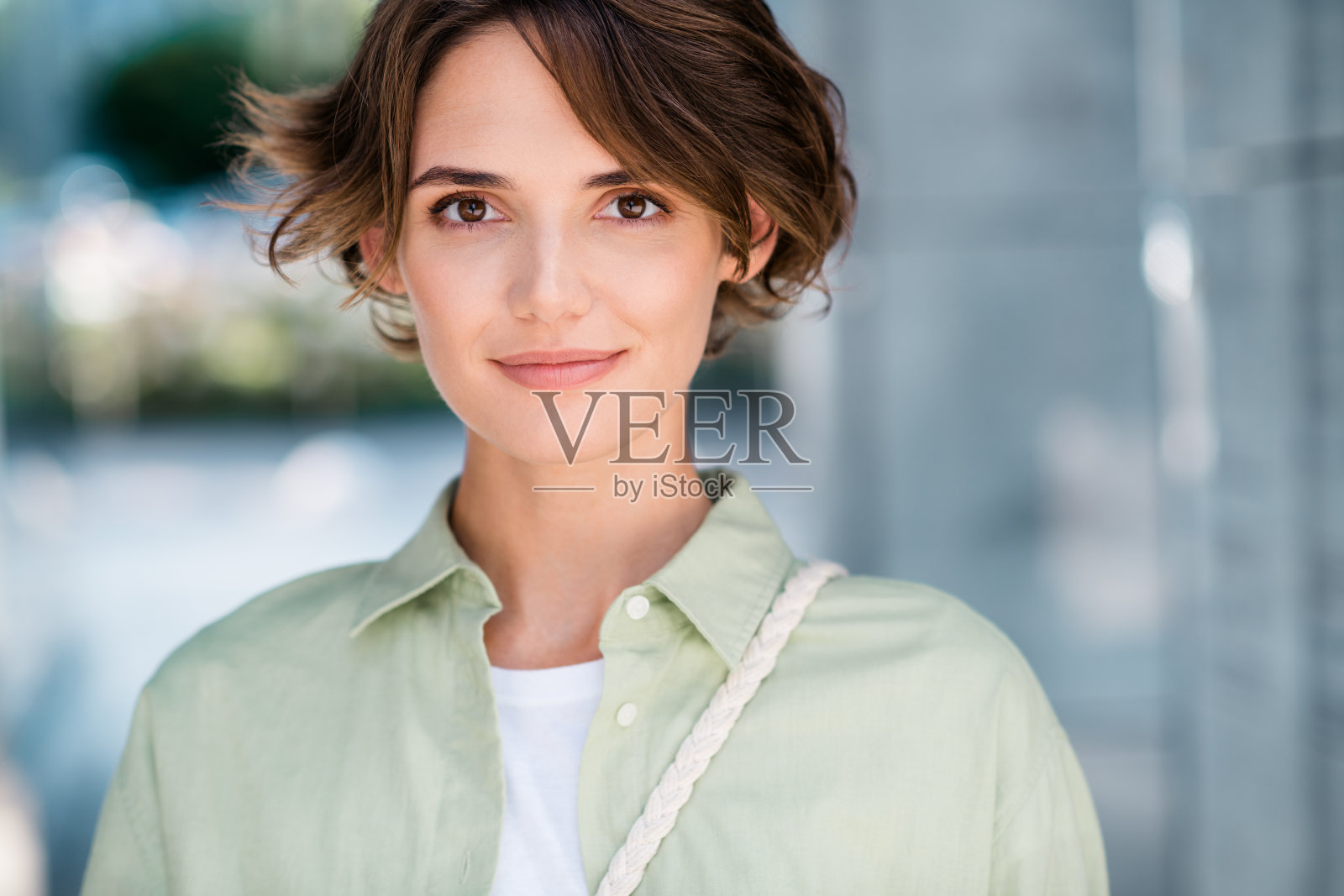 美丽的漂亮女孩的肖像走在阳光明媚的公园城市中心,好天气户外照片摄影图片