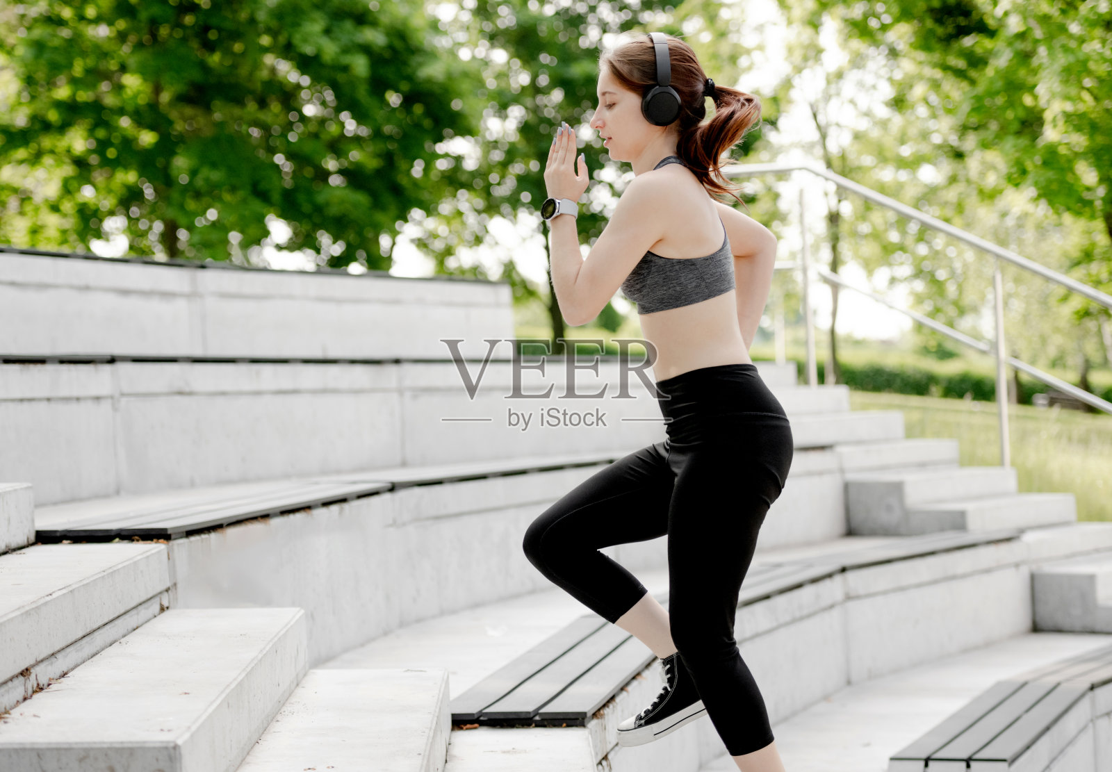 小女孩通过爬楼梯锻炼身体照片摄影图片