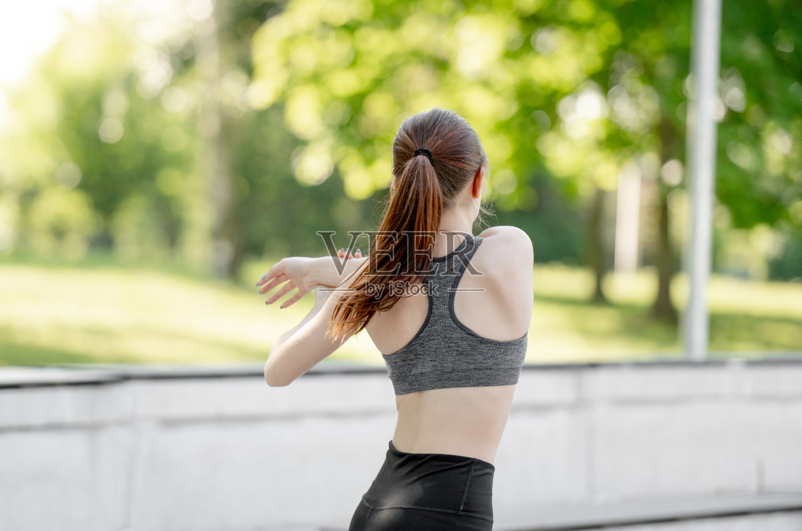 少女运动,从后面看照片摄影图片