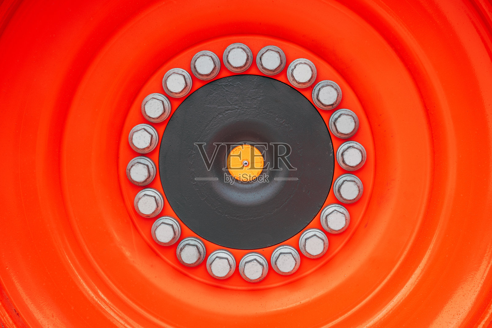 带锁紧螺母的拖拉机轮辋照片摄影图片