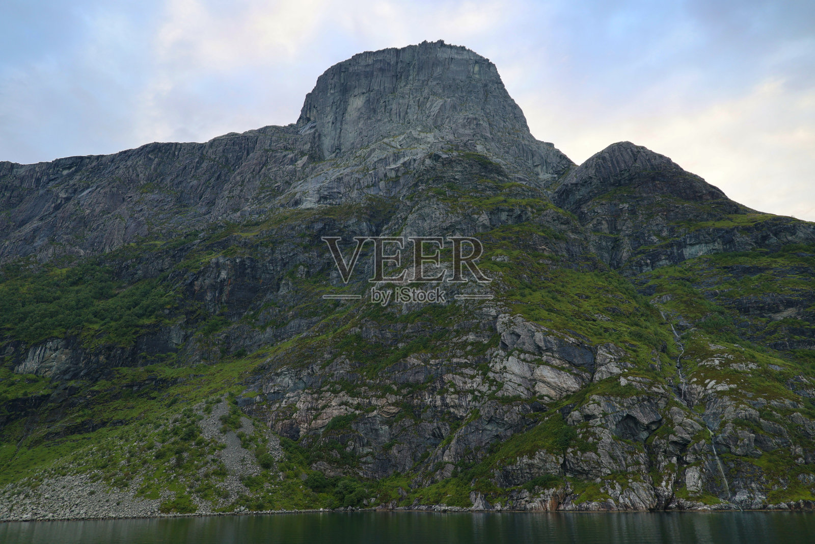 挪威布莱芒格市的Hornelen-a山景色照片摄影图片