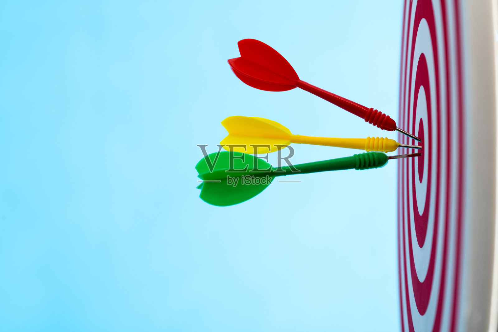 把箭投在飞镖靶的中心照片摄影图片