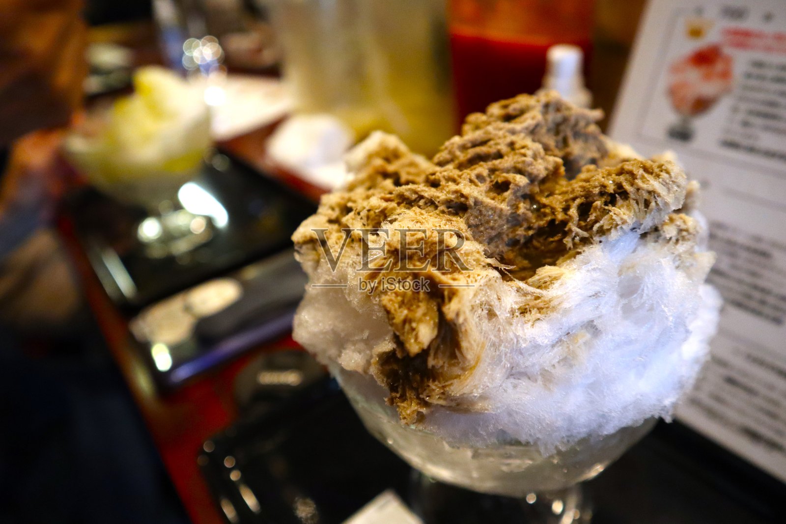 在东京炎热的夏日里刨冰照片摄影图片