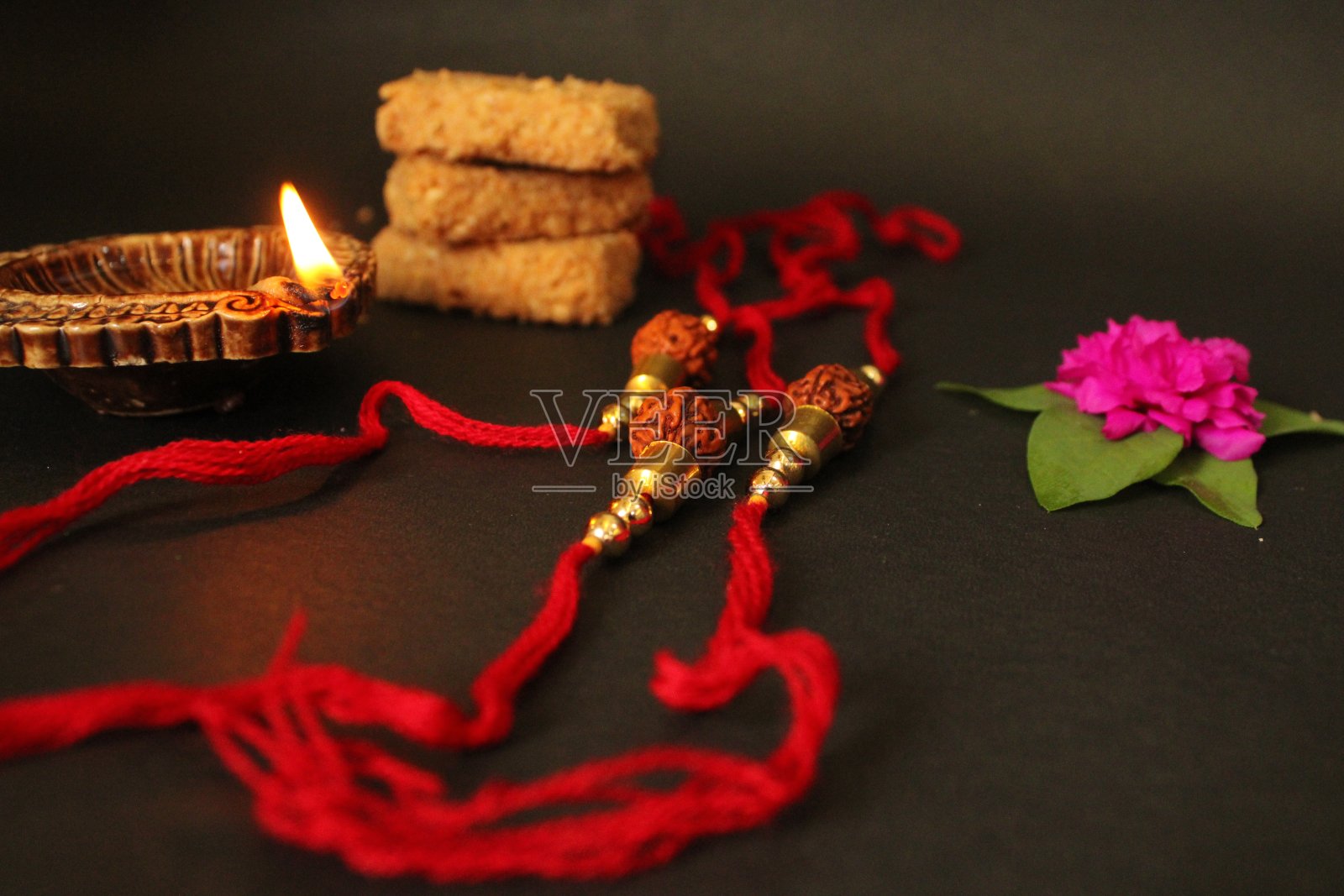 Rakhsa bandhan节。兄弟姐妹的传统节日。照片摄影图片