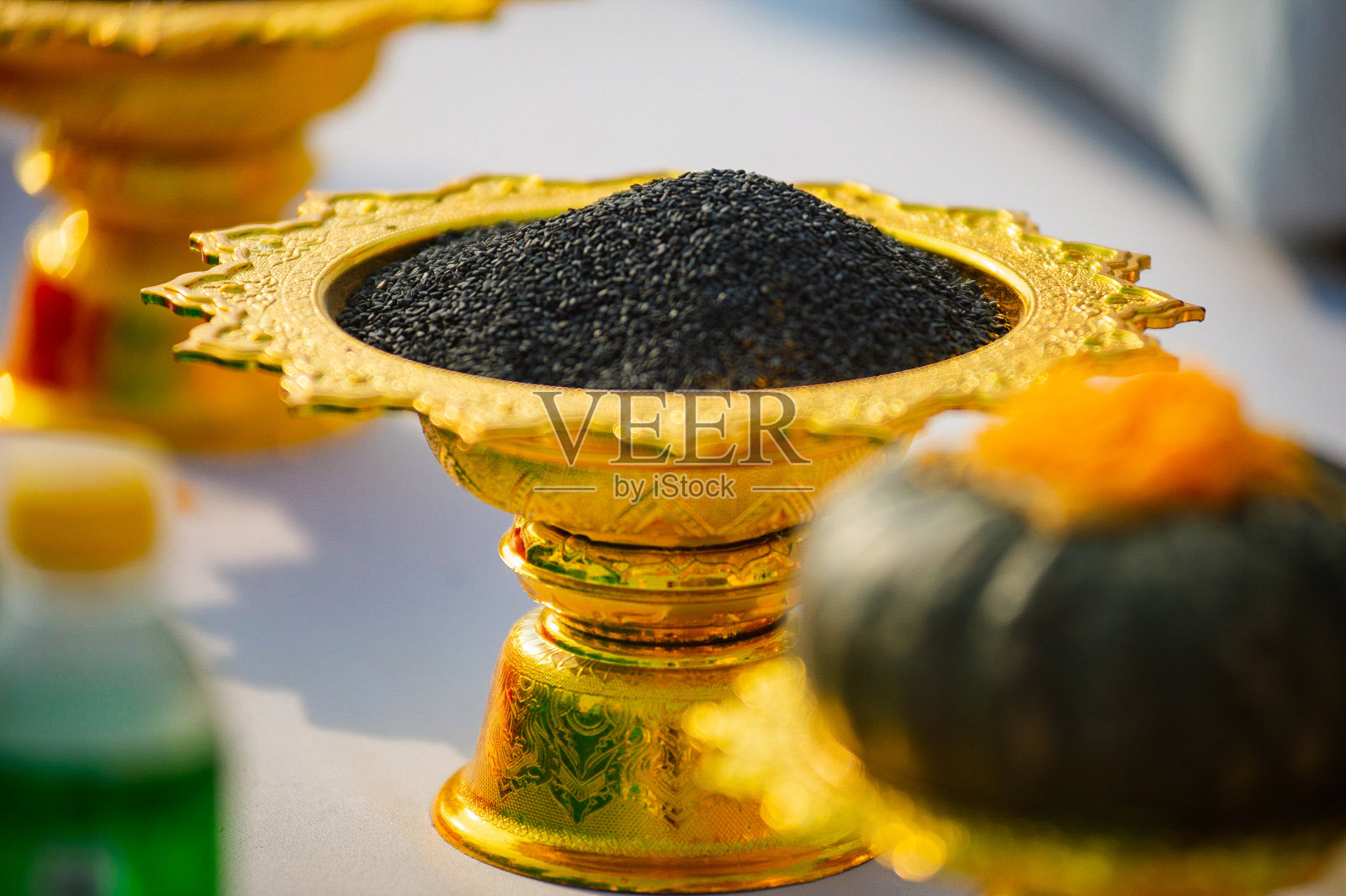 泰国文化中供奉神灵的食物、蔬菜或水果。照片摄影图片