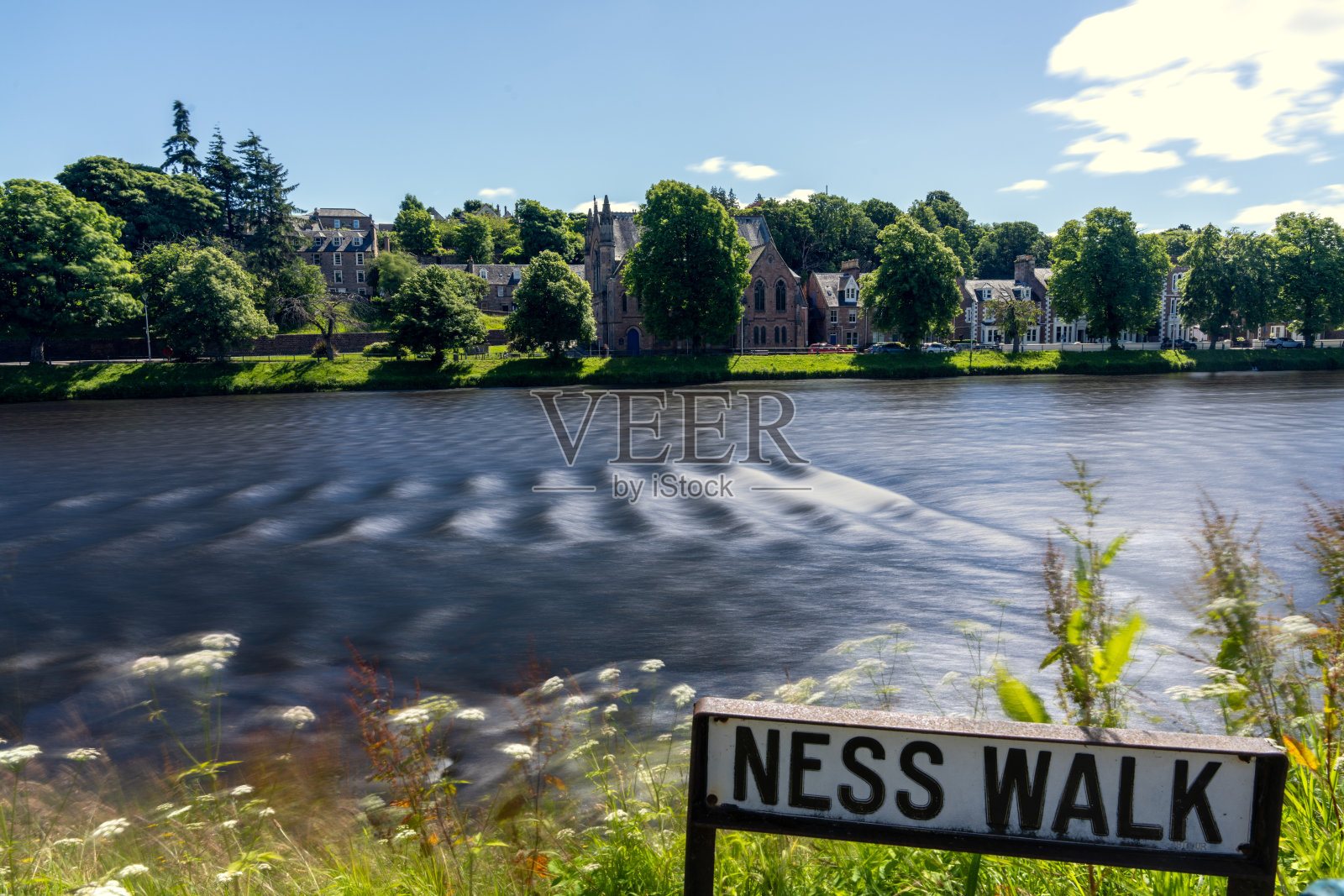 在因弗内斯散步。苏格兰高地。苏格兰,英国。长曝光照片。如丝般光滑的水。洛克河。照片摄影图片