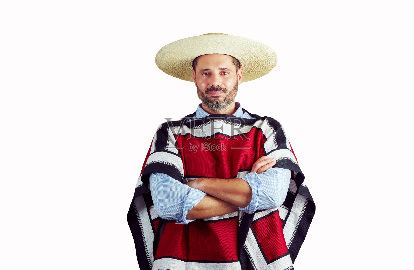 一个成熟的男人,穿着传统的智利花衣,双臂交叉照片摄影图片