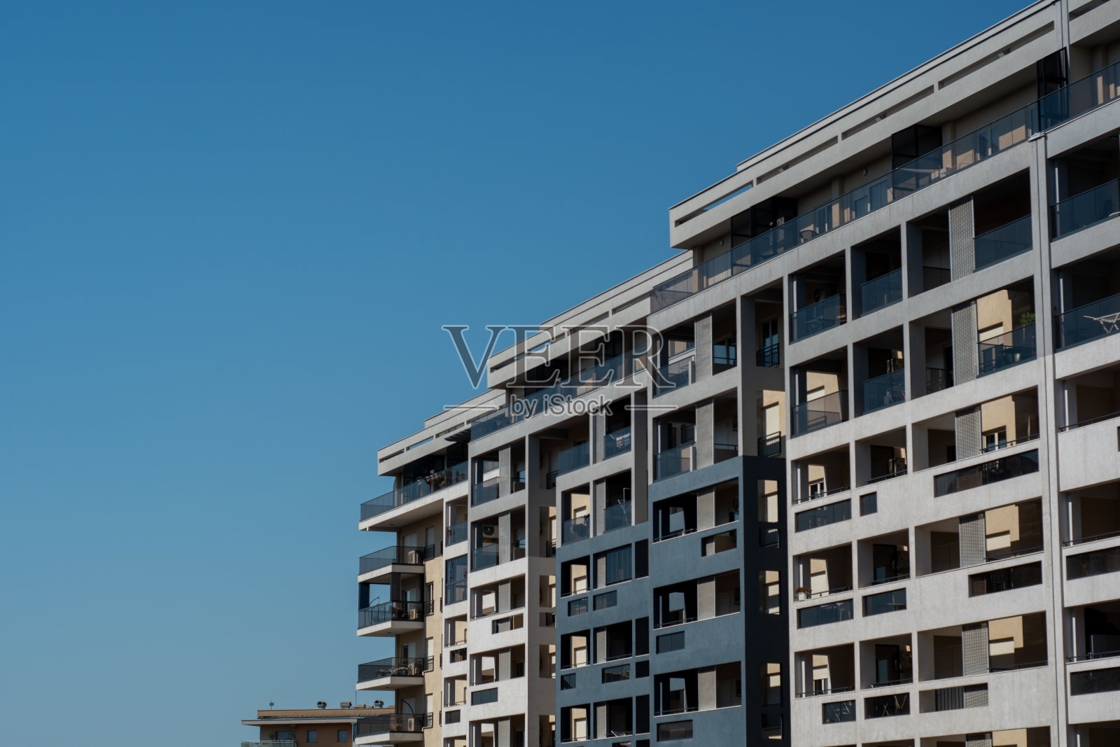 现代公寓建筑豪华外观在一个阳光明媚的日子照片摄影图片