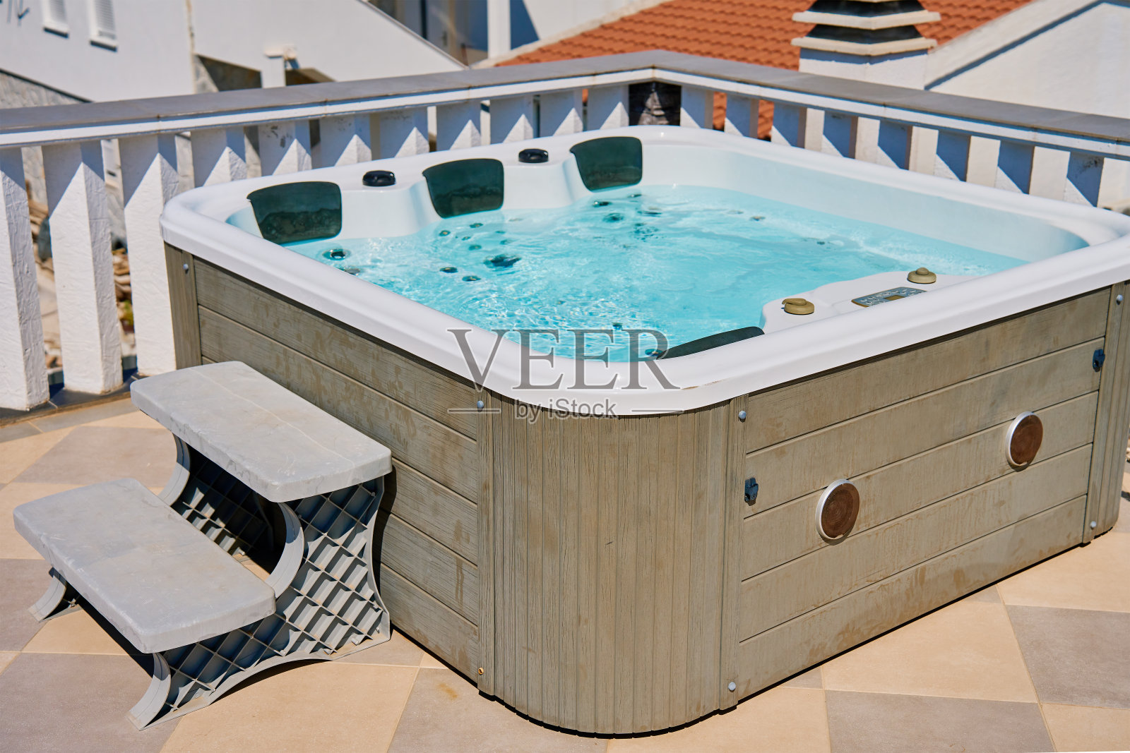 屋顶甲板上的室外热水浴缸照片摄影图片