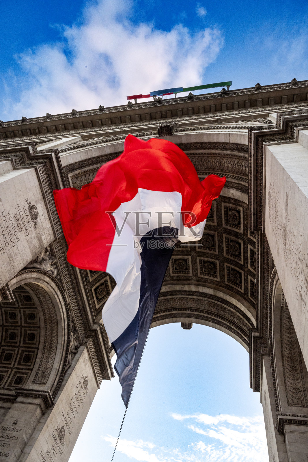 巨大的法国国旗的凯旋门照片摄影图片
