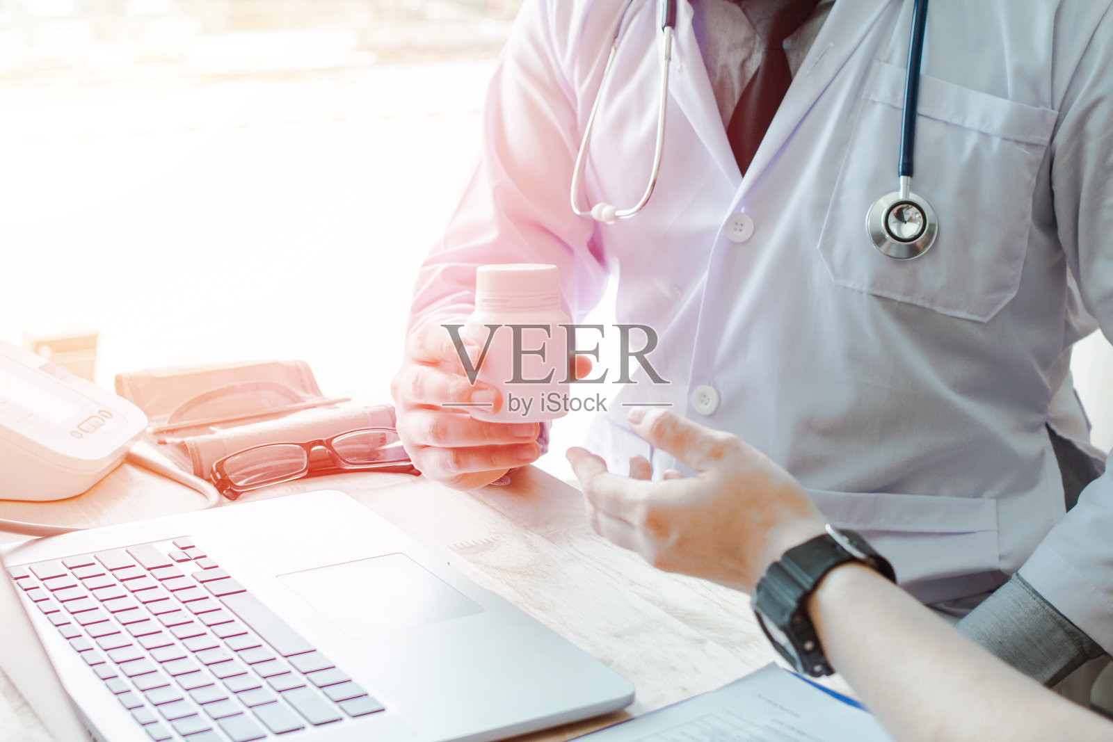 医生在手术台上给病人服药的画面照片摄影图片