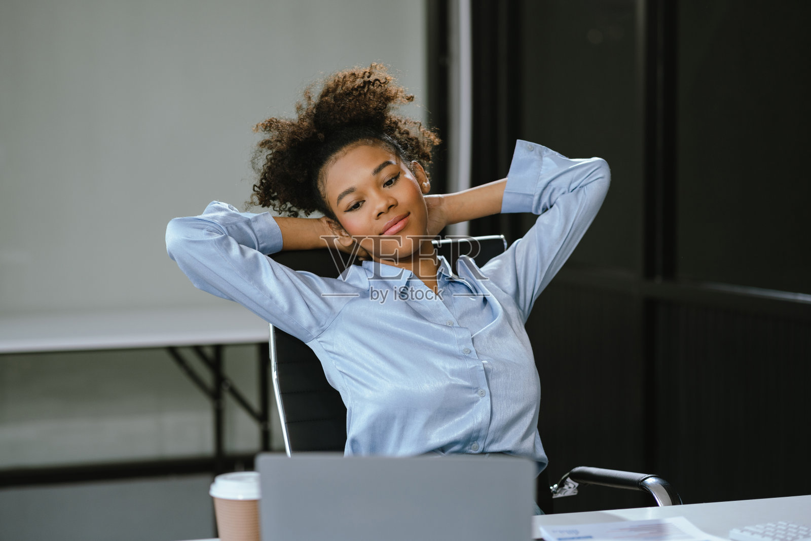 女商人之所以做拉伸姿势是因为在办公室坐得太久,办公室综合症的概念。照片摄影图片