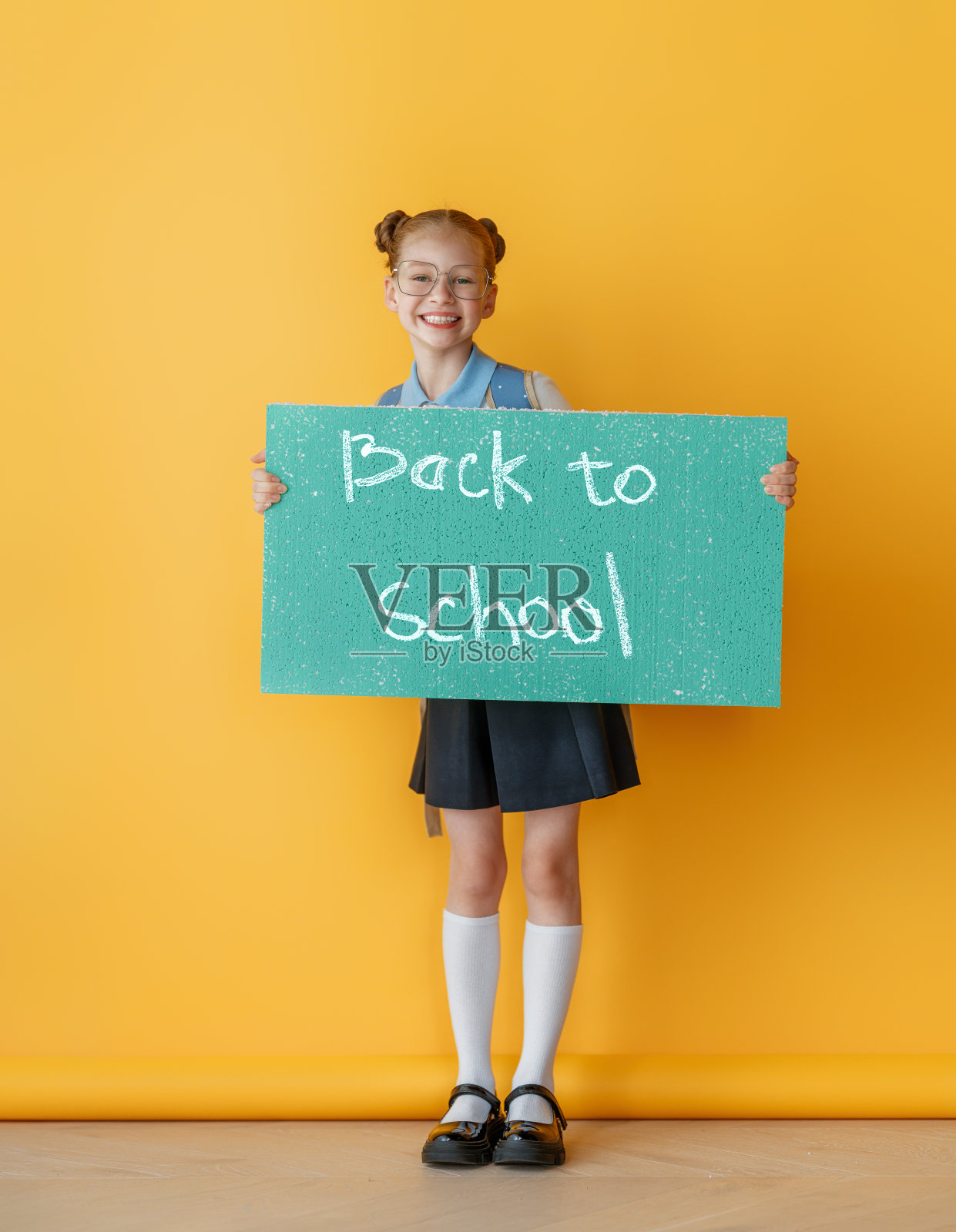 女孩准备回学校了照片摄影图片