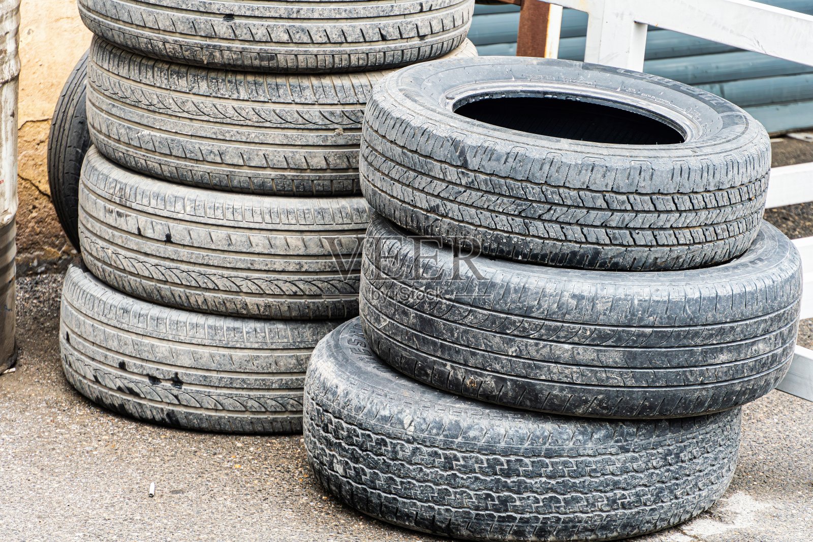 外面的一堆旧轮胎照片摄影图片