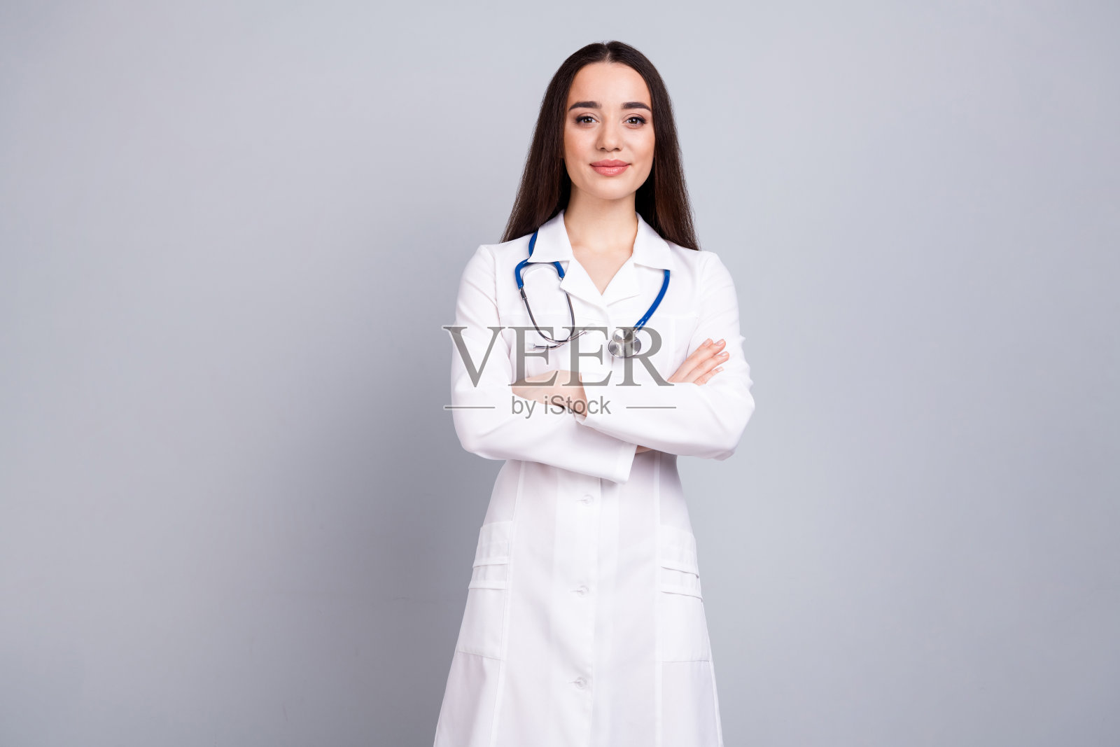 专业医务工作者的照片,女士交叉双臂,白色外套孤立在灰色背景上照片摄影图片