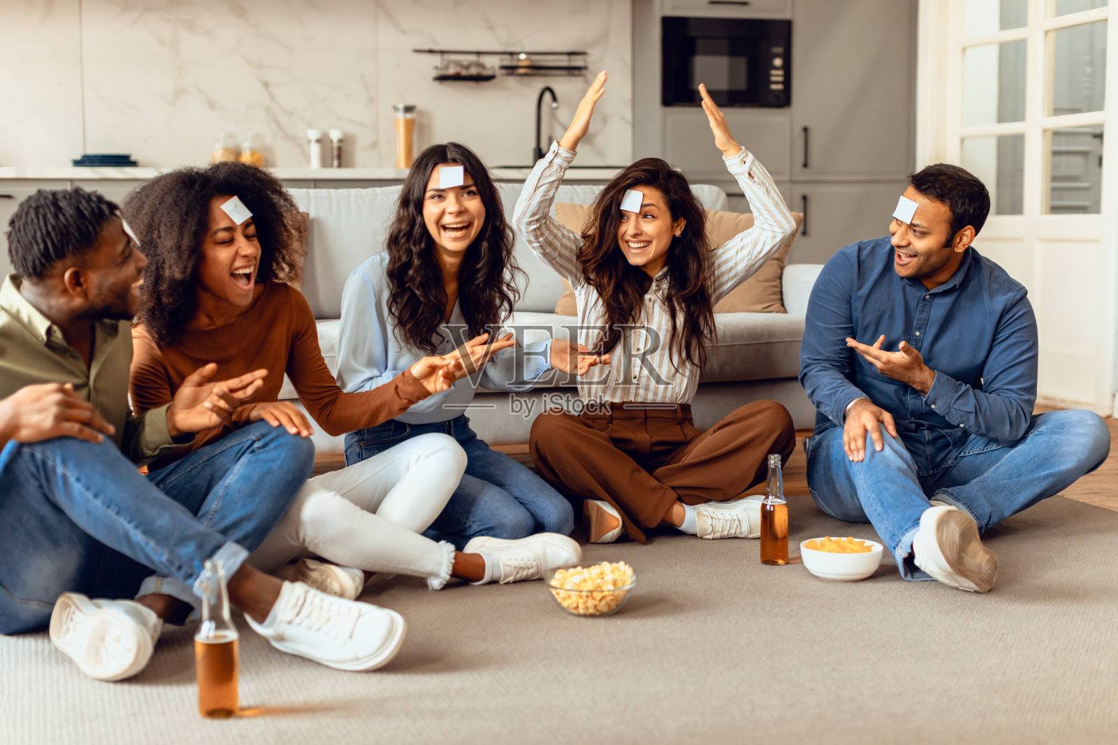 玩猜谜游戏的多文化学生朋友照片摄影图片