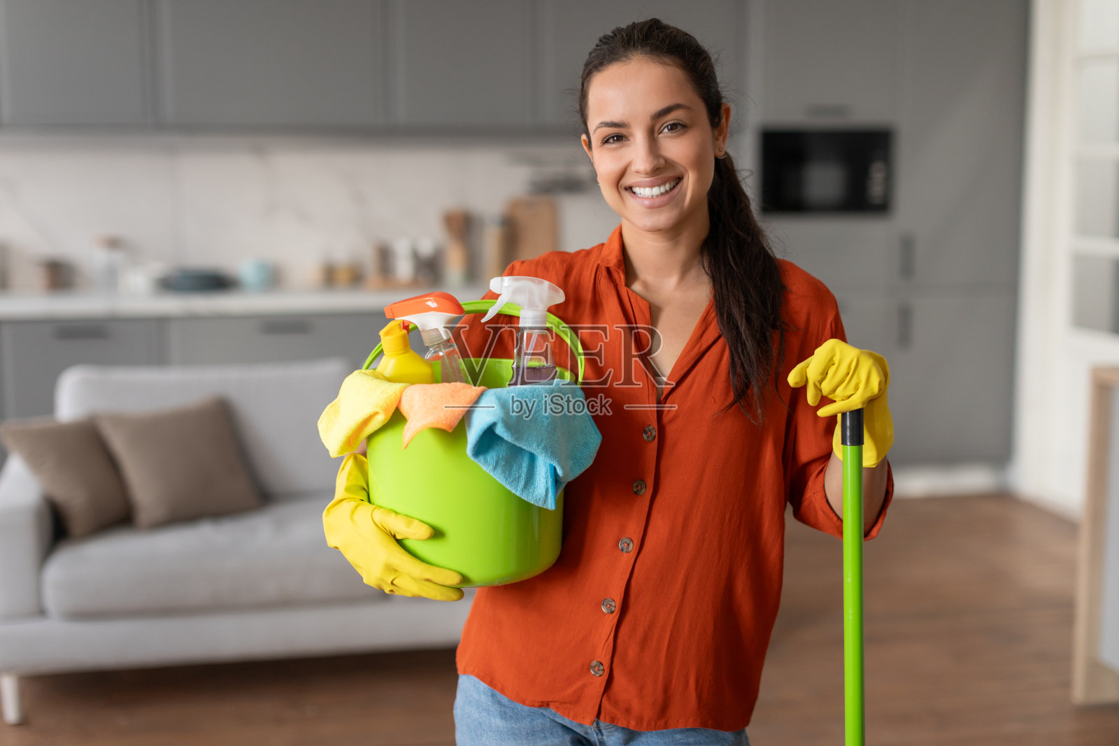 友好的清洁工拿着水桶和拖把准备做家务照片摄影图片