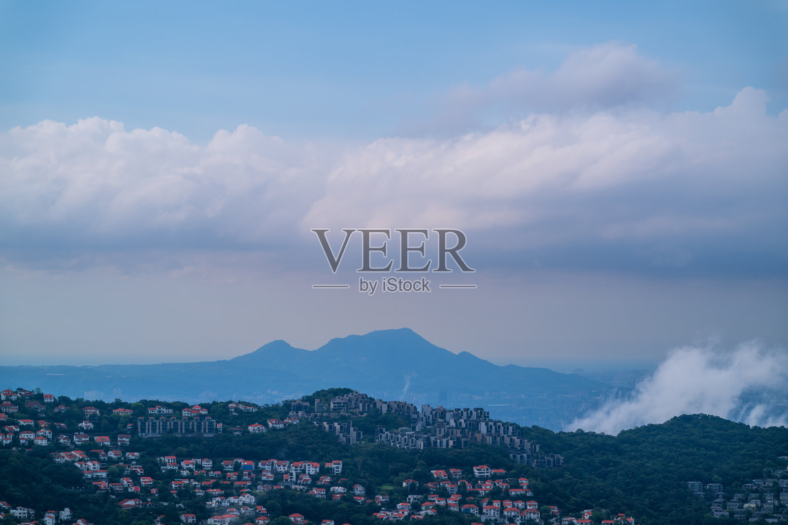 台湾,白云在住宅区上空移动。照片摄影图片